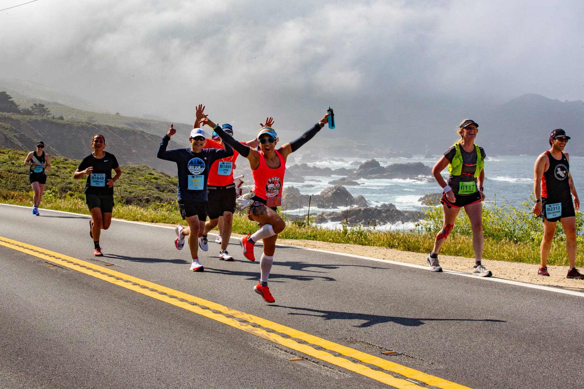 Big Sur Marathon-д Номхон далайн эргээр инээмсэглэн гүйж буй оролцогчид